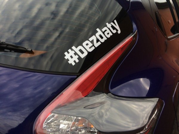 Наклейки на машину не вижу но еду