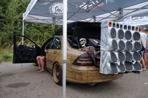 Автобезумие наклейка на авто