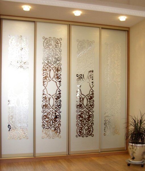 Красивый шкаф купе для гостиной