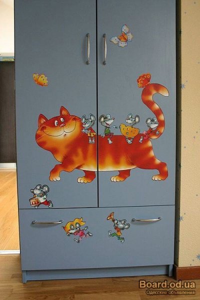 На шкаф разрисованные ребенком