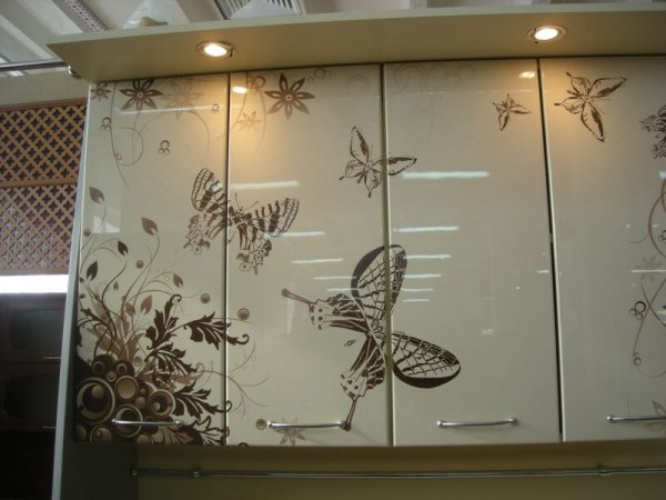 Плёнка самоклеющаяся для стекла в кухонных шкафах