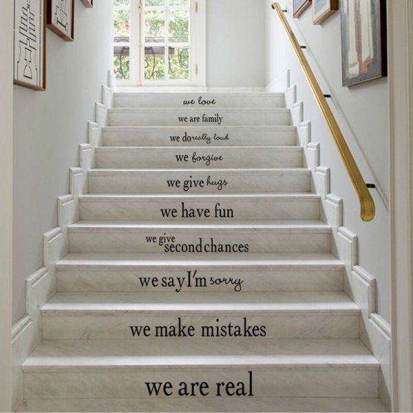 Надписи на ступенях лестницы