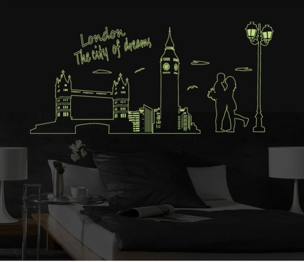 Люминесцентная краска на стене в интерьере