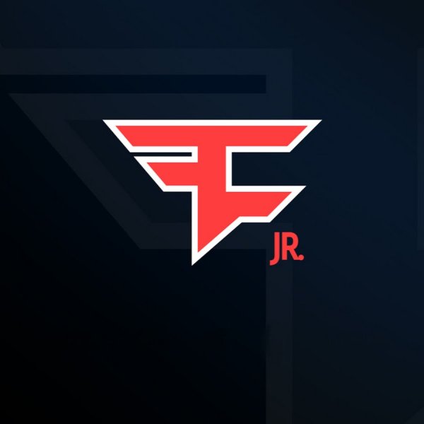 FAZE Clan Золотая наклейка