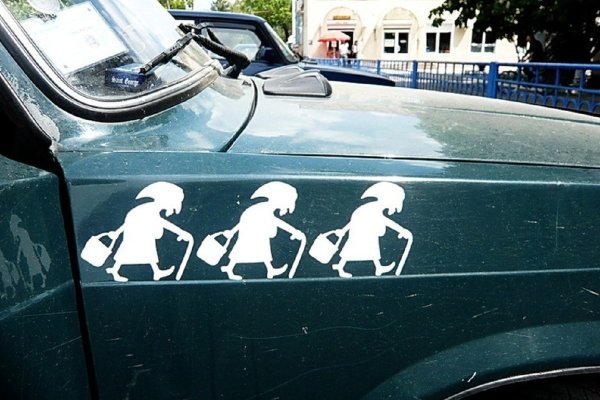 Наклейки старушки на авто