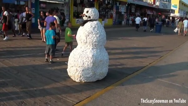 Снеговик заглядывает в окно