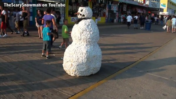 Снеговик в сугробе