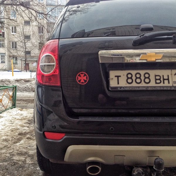 Крест наклейка на машину