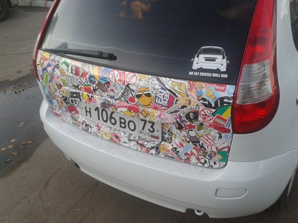 Лада Гранта стикербомбинг