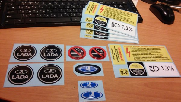 Наклейки под капотом автомобиля