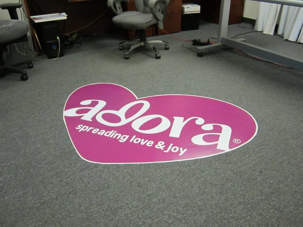 Напольные наклейки указатели