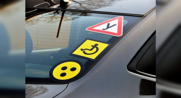 Значок на авто глухим