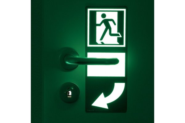 Эвакуационная табличка под дверной ручкой