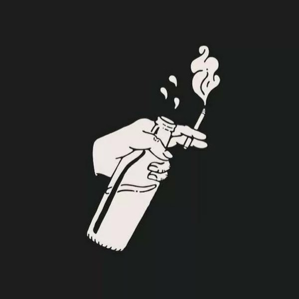 Рука с сигаретой на черном фоне