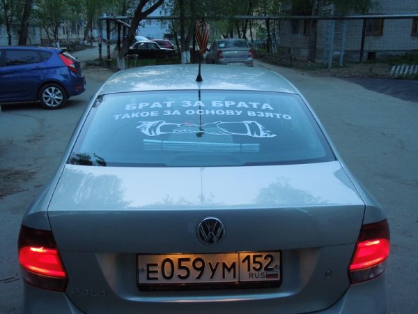 Наклейки на японских автомобилях на заднем стекле