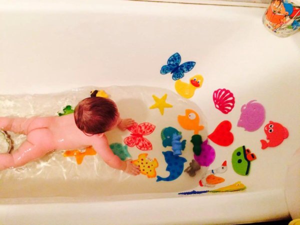 Коврик для купания ребенка в ванной