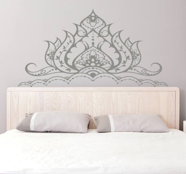Мандала на стене в изголовье кровати