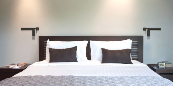 Надпись на стене в спальне