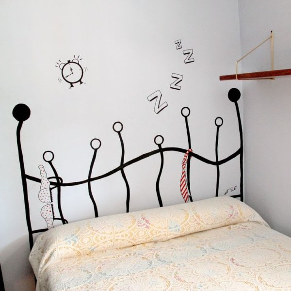 Рисунок на стене над кроватью