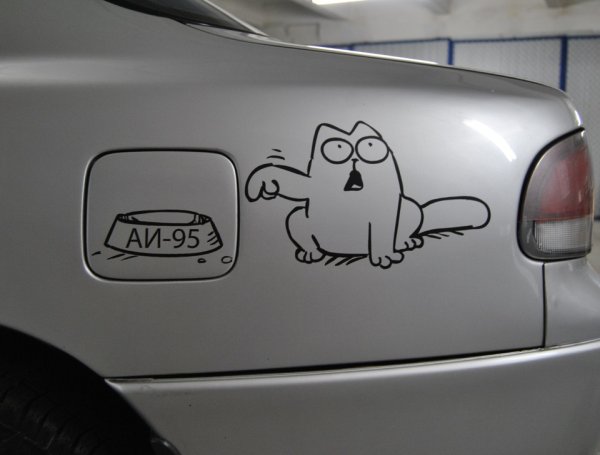 Наклейка на крышку бензобака авто