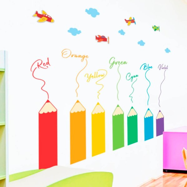 Карандаши на стене в детском саду