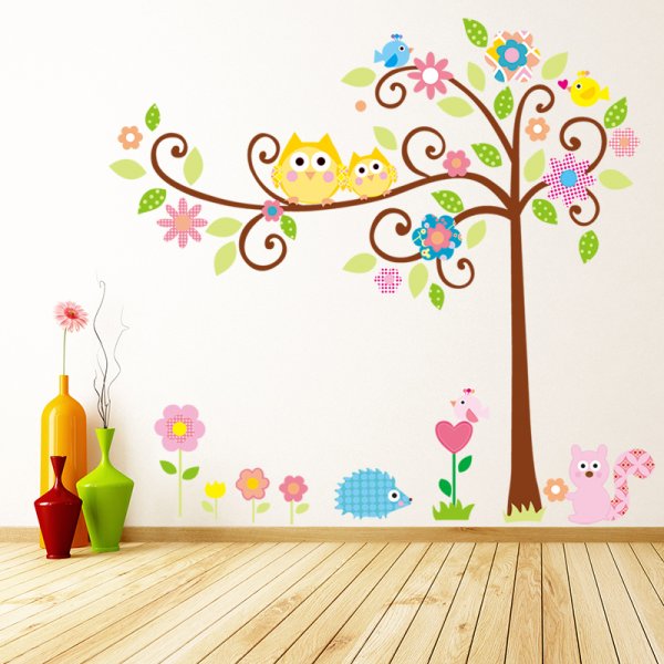 Дерево на стене в детском саду