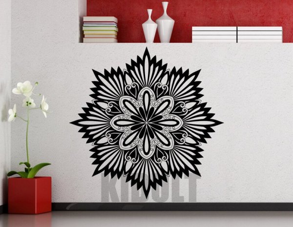 Мехенди на стене в комнате