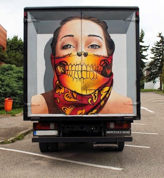 Аэрография на воротах грузовиков