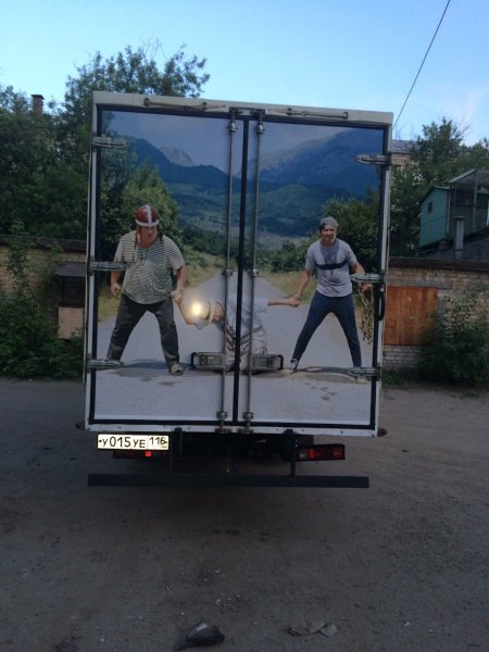 Наклейки на задние ворота грузовика