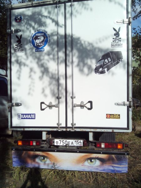 Наклейки на прицеп фуры сзади