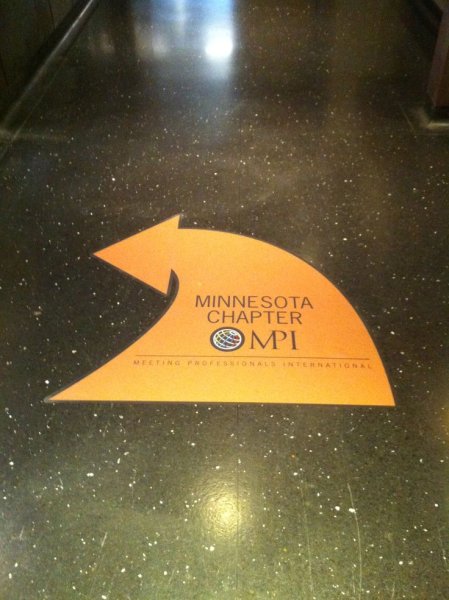 Рекламную наклейку напольную