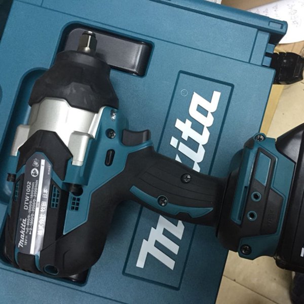 Makita гайковерт 18v