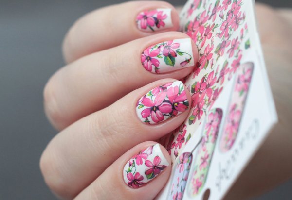 Маникюр с цветами