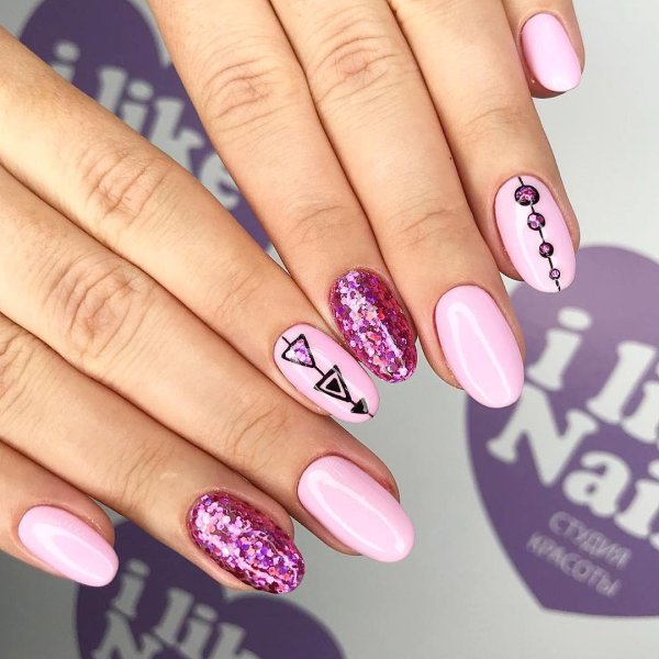 Розовые ногти с наклейками