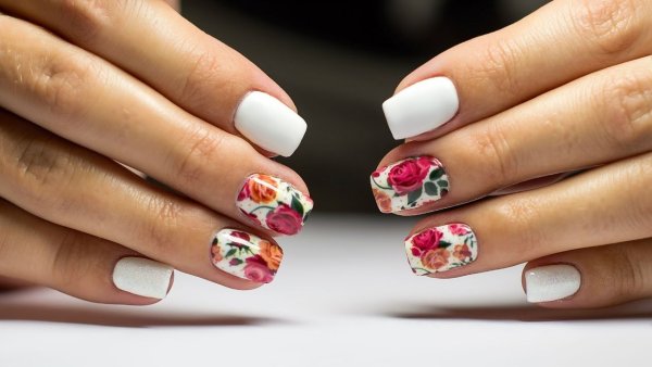 Летний маникюр цветочки на белом