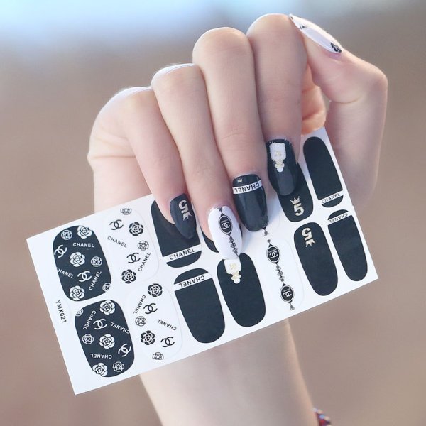 Красивые ногти с наклейками