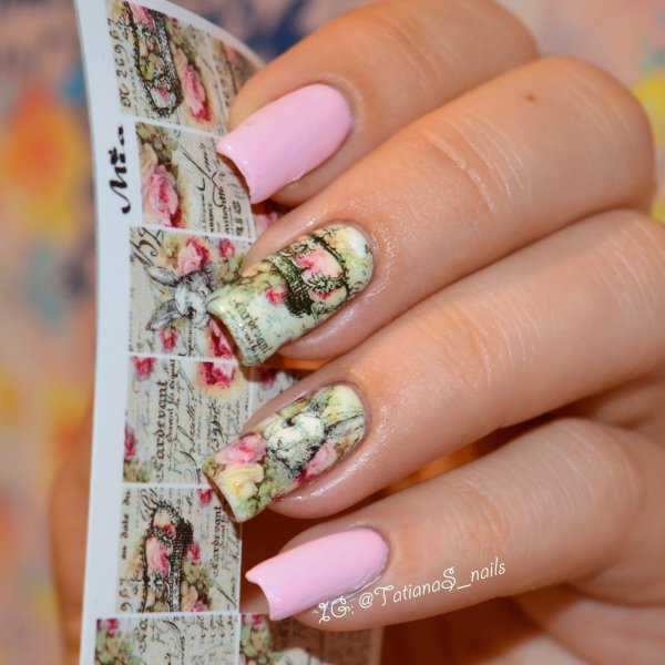 Маникюр с газетными наклейками