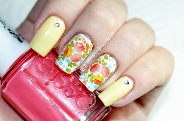 Маникюр гель лак с наклейками