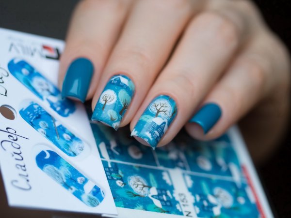 Маникюр с наклейками