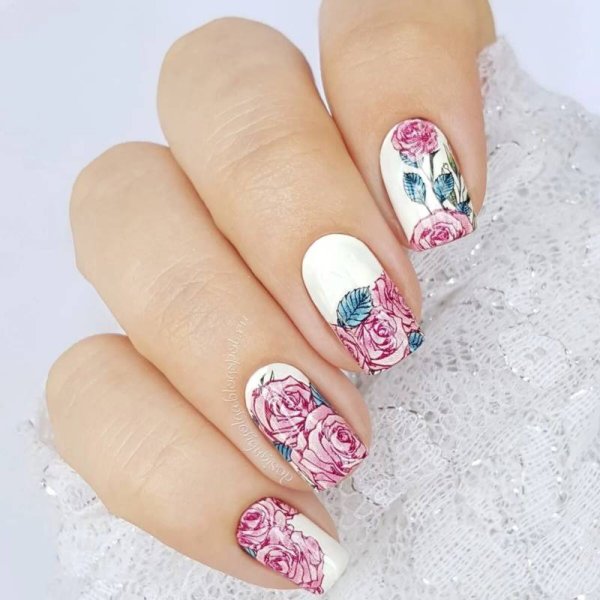 Маникюр с девушкой на ногтях