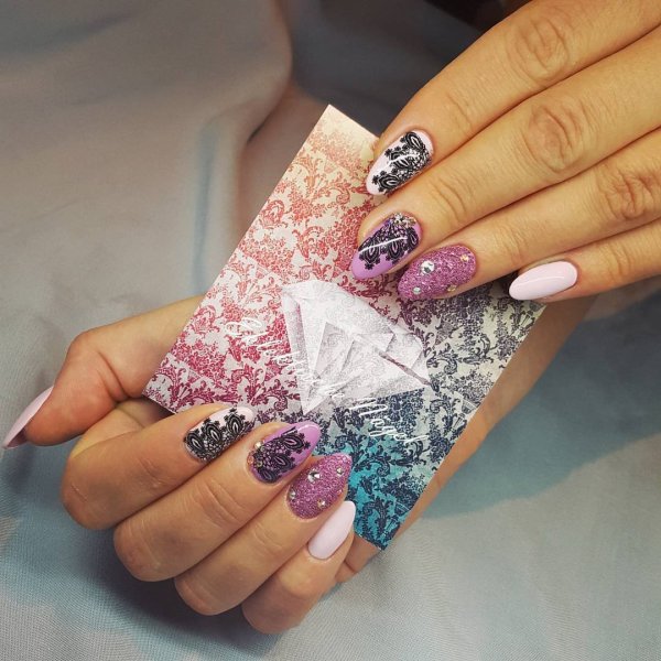 Маникюр с надписями на ногтях 2022