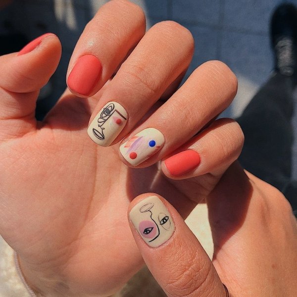 Нежный маникюр с сердечками