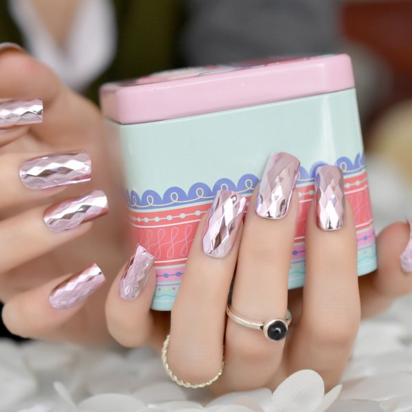 Весенний маникюр розовый