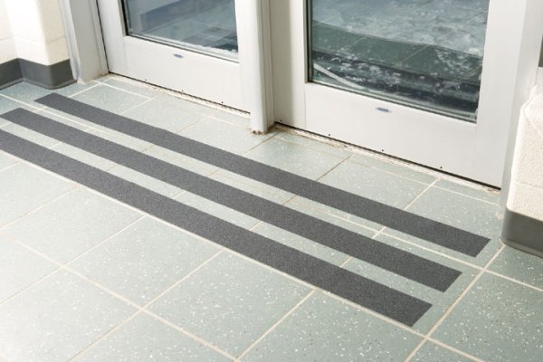 Антискользящие полоски на плитку