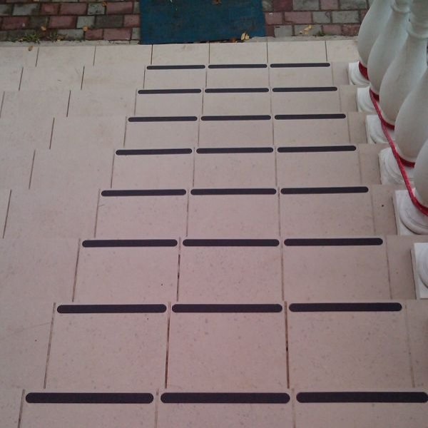 Нескользящая наклейка на плитку