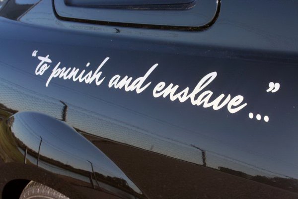 Надпись наказывать и порабощать