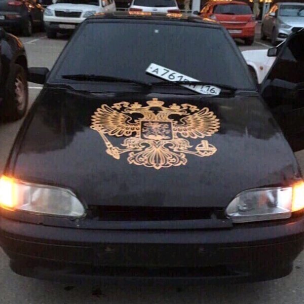 Версаче на капоте ВАЗ 2114