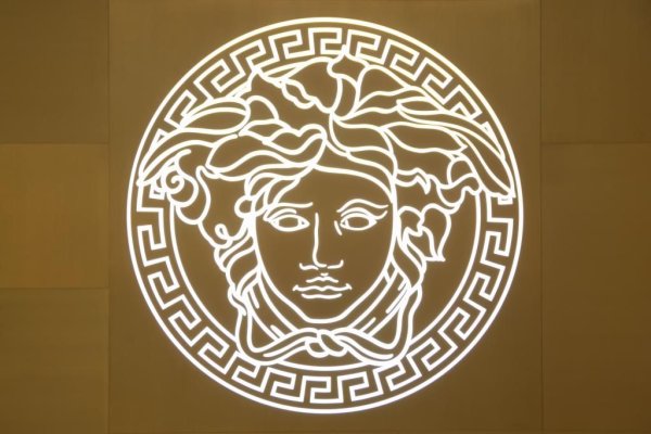 Логотип Версаче на стене