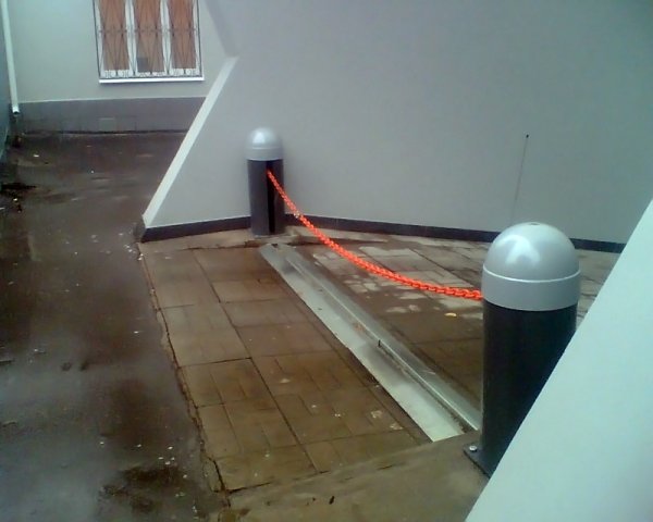 Знаки безопасности на дверях электрощитовых