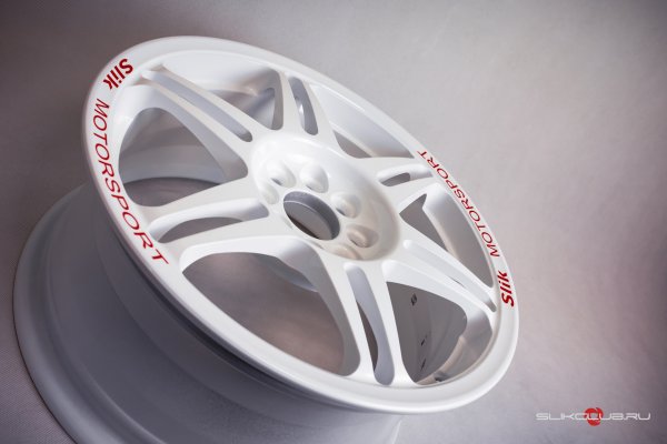 Hrs диски r16 чёрный с красным кантом